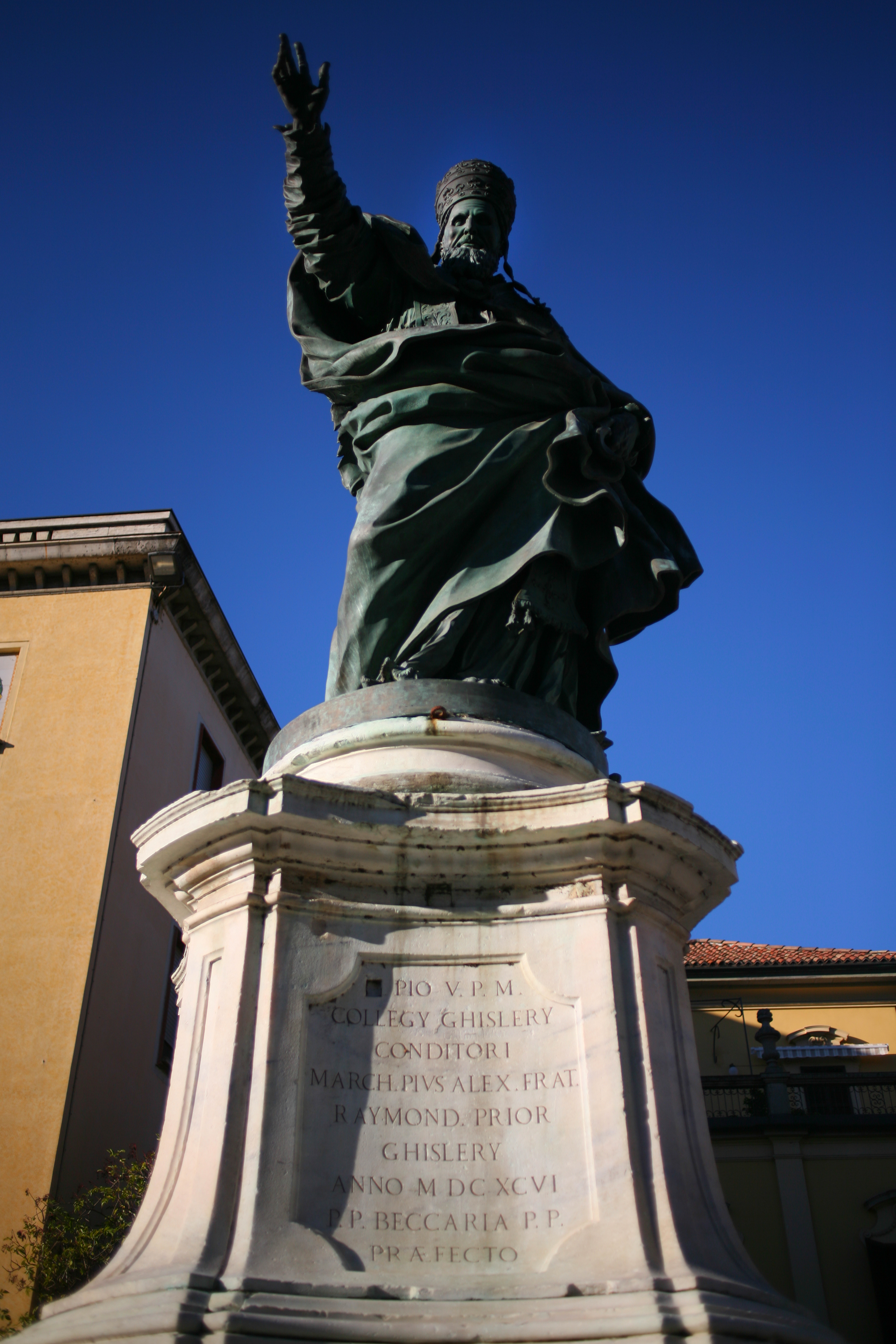 Statua di San Pio V Papa a Pavia